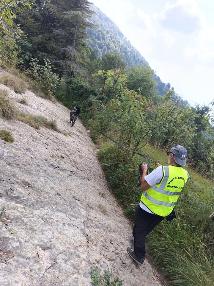 Binomio impegnato in una traccia di mantrailing sportivo su terreno montano, con dislivelli, rocce e vegetazione che rendono la ricerca più complessa . Binomio impegnato in una traccia di mantrailing sportivo su terreno montano, con dislivelli, rocce e vegetazione che rendono la ricerca più complessa .